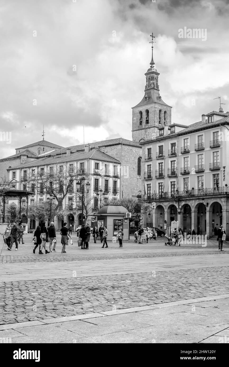 Une vue générale du clocher de l'église San Miguel de la Plaza Mayor à Segovia, Espagne. Banque D'Images