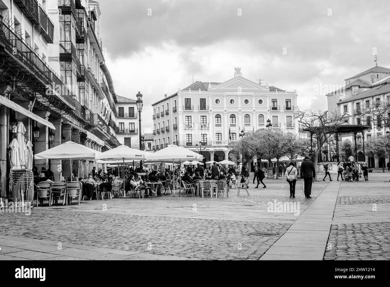 Vue sur le théâtre Juan Bravo de la Plaza Mayor à Segovia, Espagne, pendant une journée d'automne. Banque D'Images