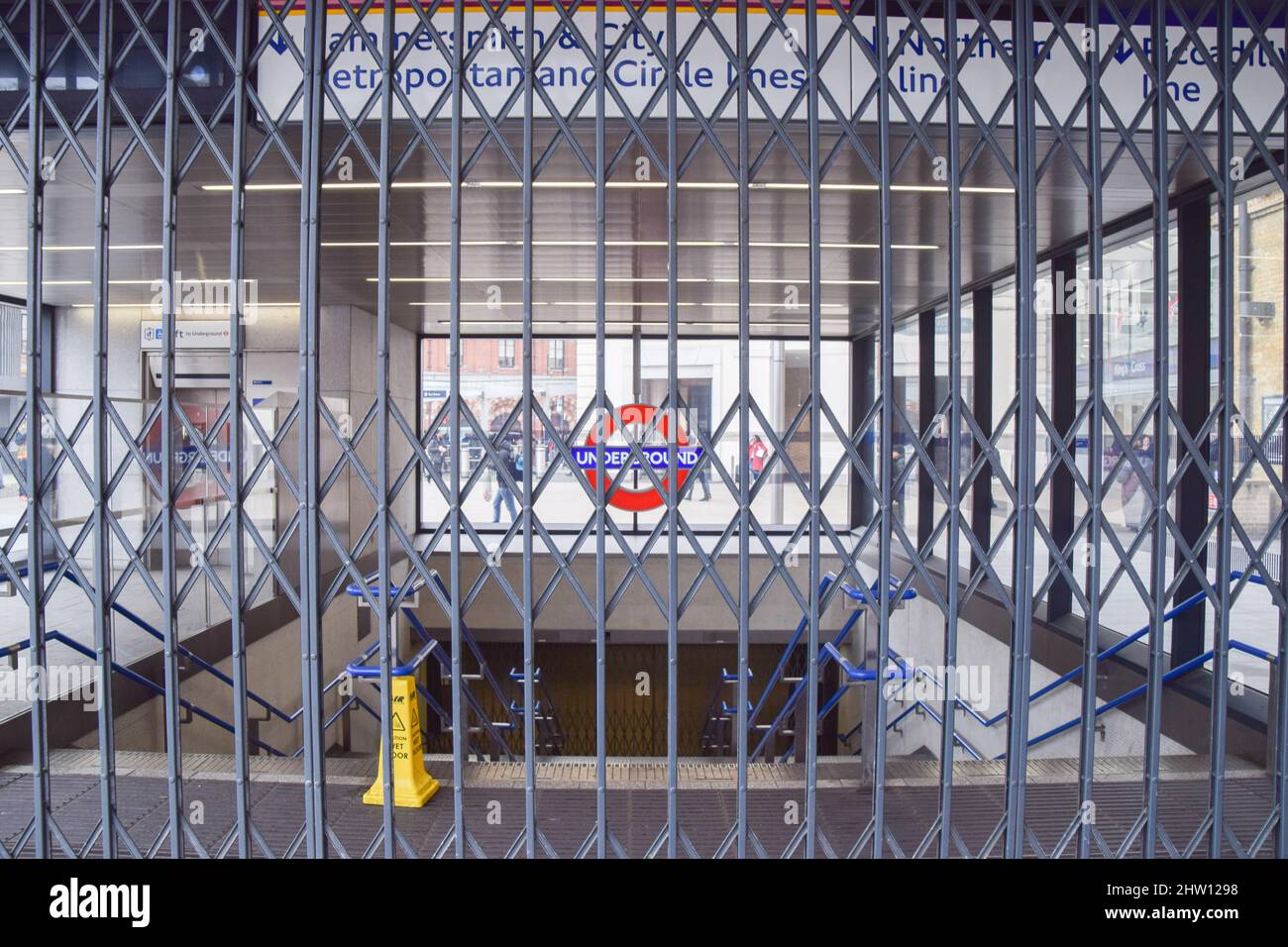 Londres, Royaume-Uni. 3rd mars 2022. Entrée fermée à la station de métro King's Cross St Pancras car le deuxième jour de grève de métro cause le chaos de voyage dans la capitale. Les membres du Syndicat des chemins de fer, des Maritimes et des Transports (RMT) organisent une grève pour des emplois, des conditions de travail et de la rémunération. Credit: Vuk Valcic / Alamy Live News Banque D'Images