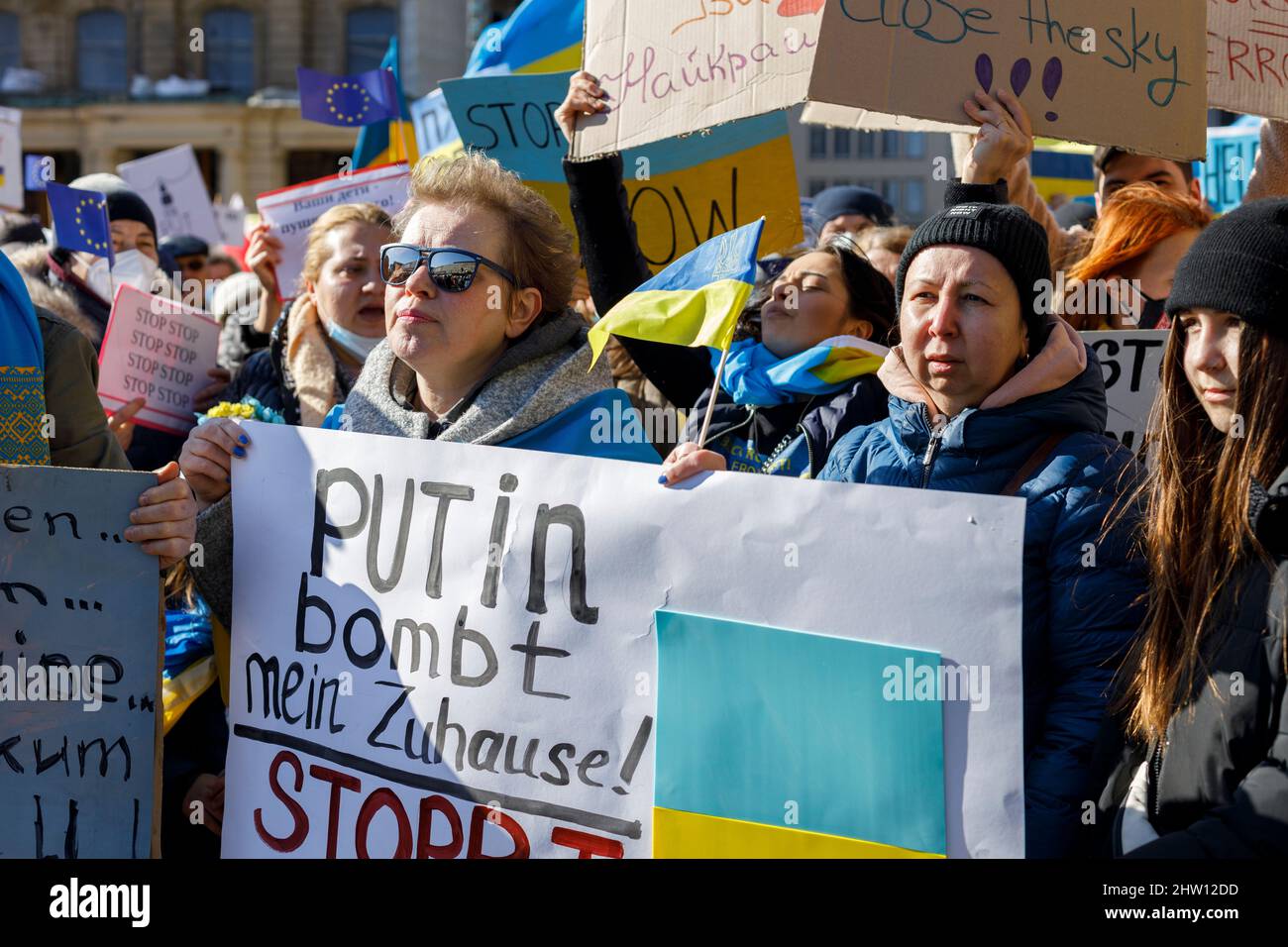 Cologne, NRW, Allemagne - 27 février 2022 : manifestation contre l'invasion russe de l'Ukraine le 27 février 2022 à Cologne, Allemagne. Banque D'Images