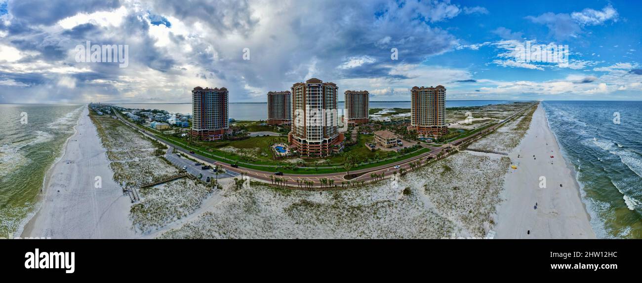 Vue panoramique aérienne de la belle plage et des bâtiments de Pensacola Beach, Floride, États-Unis Banque D'Images