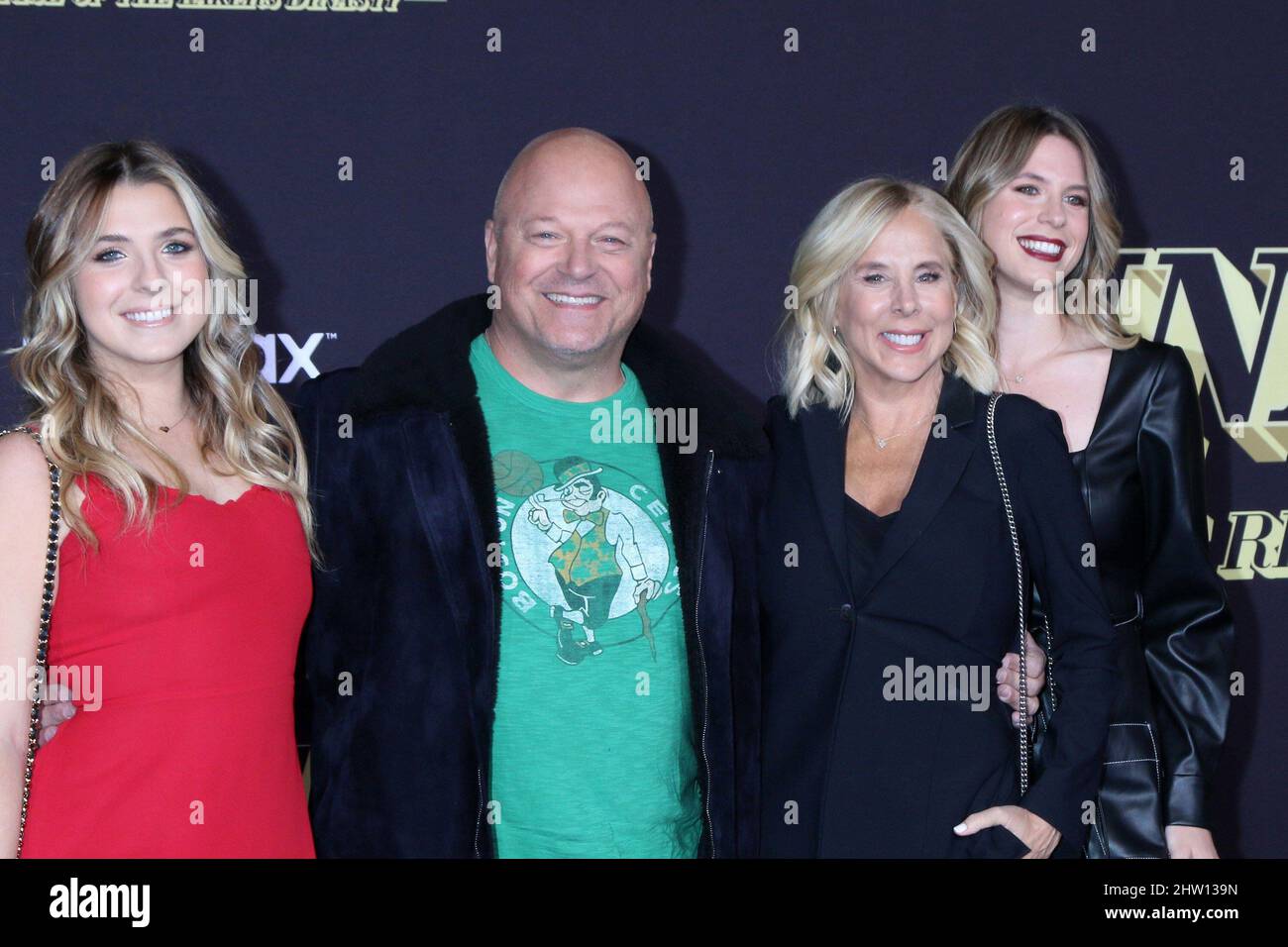 Los Angeles, Californie. 2nd mars 2022. Autumn Chiklis, Michael Chiklis, Michelle Chiklis, Odessa Chiklis aux arrivées pour GAGNER DU TEMPS : LA MONTÉE DE LA DYNASTIE DES LAKERS première série, le Théâtre à l'Ace Hotel, Los Angeles, CA 2 mars 2022. Crédit : Priscilla Grant/Everett Collection/Alay Live News Banque D'Images