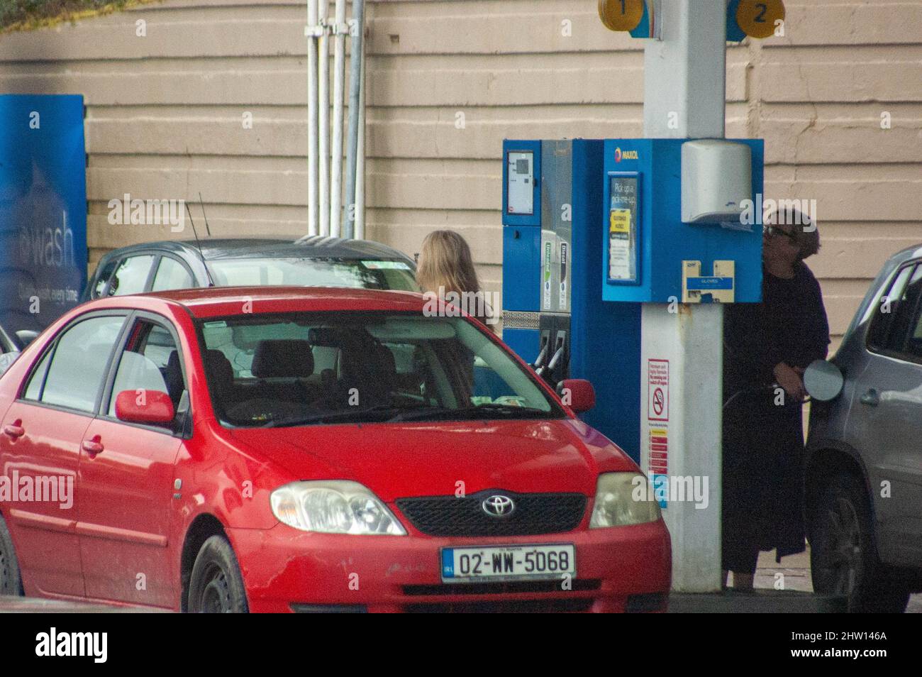 Bantry, West Cork, Irlande jeudi 3 mars 2022; le coût du carburant a fortement augmenté en raison de la guerre en cours entre la Russie et l'Ukraine et de l'invasion par la Russie. Un baril de pétrole a maintenant atteint $100 le baril qui a un effet de cognement sur les automobilistes. Aujourd'hui, à la station-service Maxol de Bantry, le prix de l'essence est de 181,9per litres et celui du diesel de 171,9 litres. Une femme remplit sa voiture de carburant. Credit ED/Alamy Live News Banque D'Images
