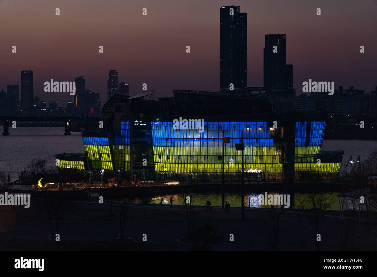 Sebitseom est illuminé en bleu et jaune, les couleurs du drapeau de l'Ukraine en faveur de l'Ukraine.solidarité contre l'invasion de l'Ukraine par la Russie en Corée du Sud. (Photo de Simon Shin / SOPA Images / Sipa USA) Banque D'Images