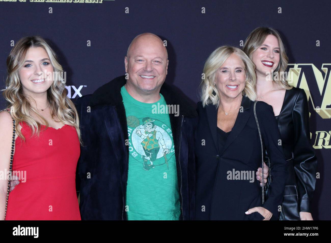 2 mars 2022, Los Angeles, CA, Etats-Unis: LOS ANGELES - 2 MARS: Autumn Chiklis, Michael Chiklis, Michelle Chiklis, Odessa Chiklis au moment du gain - la montée de la dynastie Lakers LA première à l'Ace Hotel le 2 mars 2022 à Los Angeles, CA (Credit image: © Kay Blake/ZUMA Press Wire) Banque D'Images