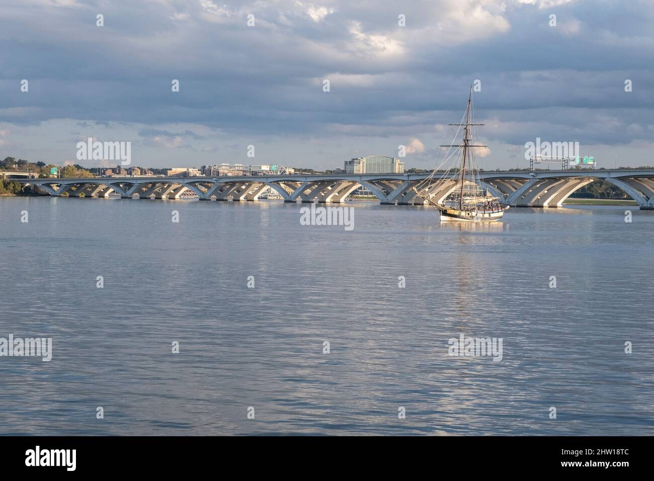 Grand bateau Providence Replica voile sur le fleuve Potomac à Alexandria, Virginie. Banque D'Images