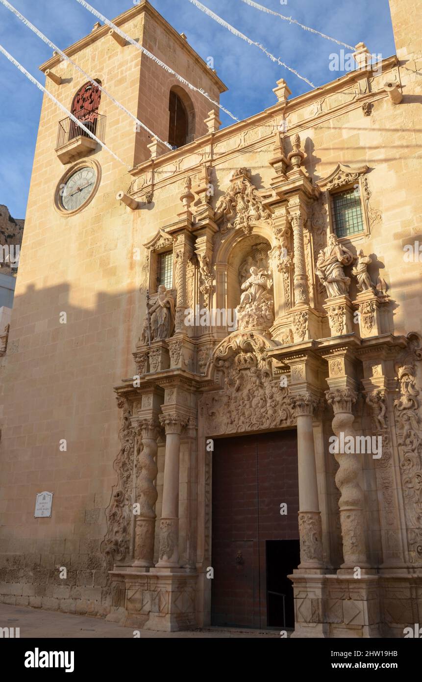Entrée artistique de la basilique Sainte-Marie d'Alicante entre la tour de l'horloge et une autre tour sous ciel bleu clair. Style gothique valencien de l' Banque D'Images