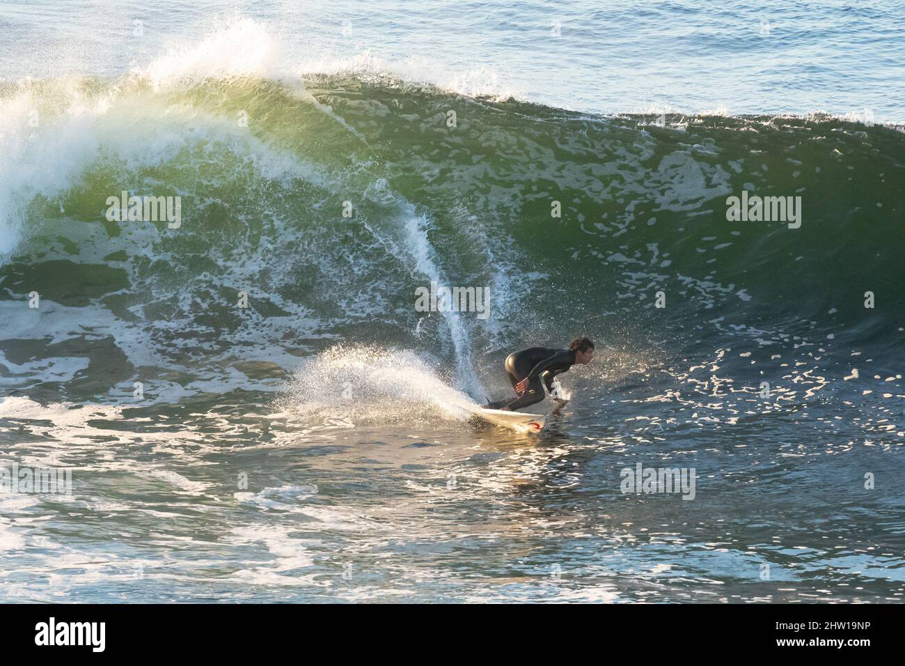 Pichilemu, région d'O'Higgins, Chili - Surfer à Punta de Lobos une plage de surf au sud de Pichilemu. Banque D'Images Pichilemu, région d'O'Higgins, Chili - Surfer à Punta de Lobos une plage de surf au sud de Pichilemu. Banque D'Images