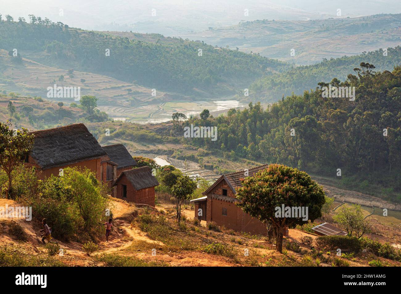 Village à flanc de colline dans le centre de Madagascar. Banque D'Images