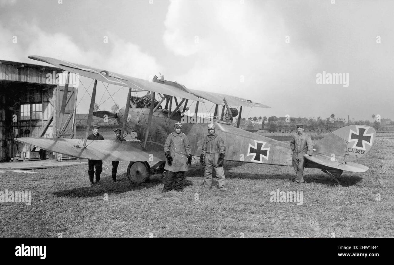 Une photographie du début du 20th siècle de l'équipage de vol et de terrain avec un avion de reconnaissance allemand Albatros C.V. Tout en conservant la même configuration de base que l'avion conçu par Heinkel, le C.V a été considérablement amélioré. Le fuselage avant a été enveloppé dans de la tôle et un disque net et arrondi a couvert le bossage de l'hélice. La puissance a été fournie par la nouvelle Mercedes D.IV, un moteur à huit cylindres. Banque D'Images