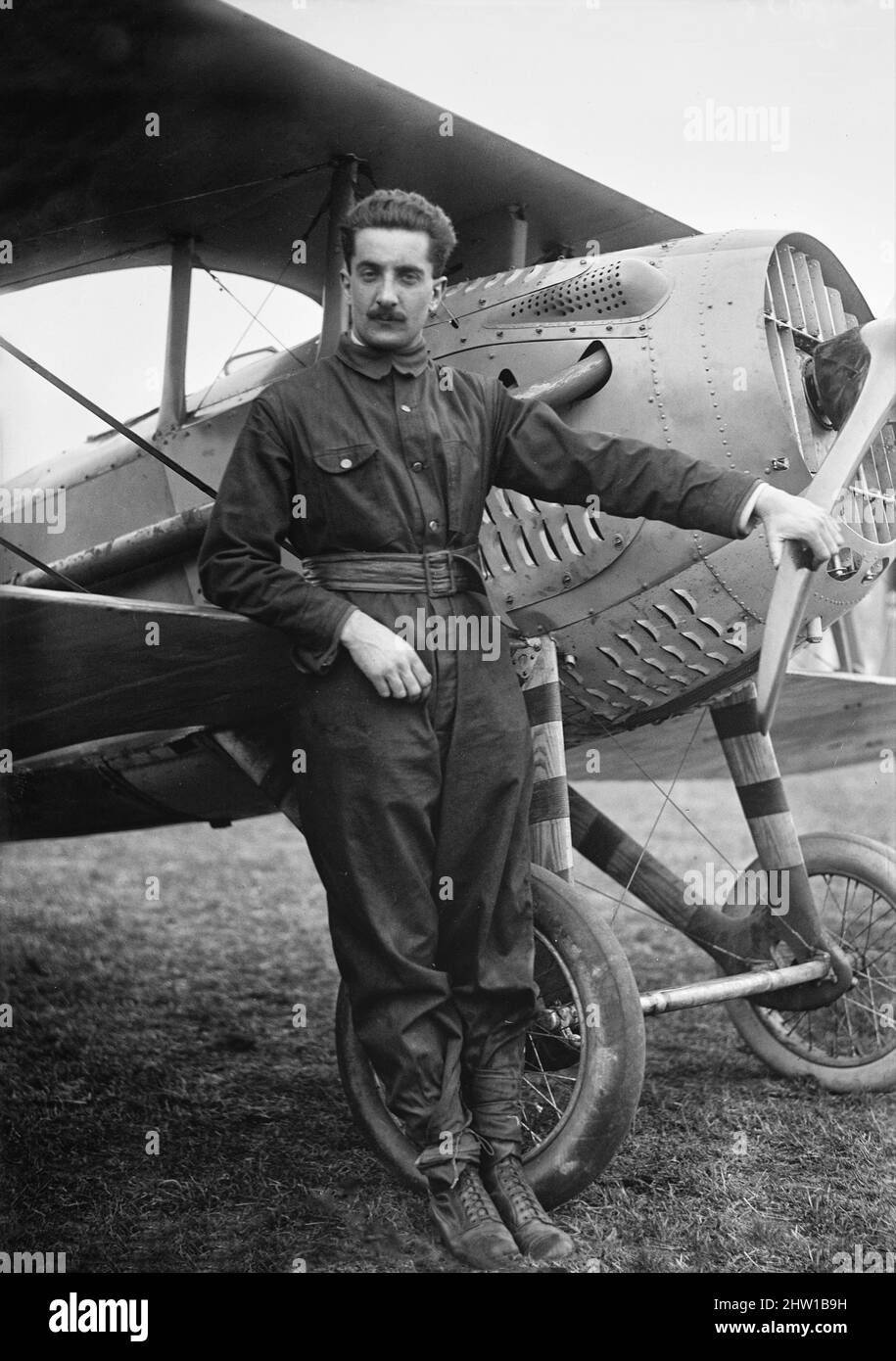 Photographie du début du siècle 20th du lieutenant Georges Flechere, pilote de la première Guerre mondiale debout à côté de son SPAD XIII Banque D'Images
