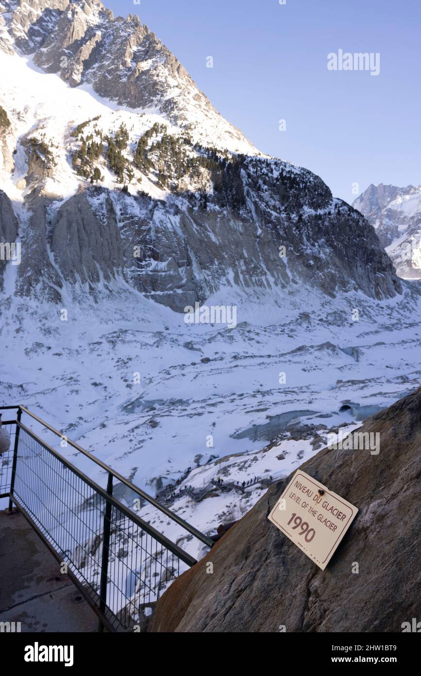 France, haute-Savoie (74), Chamonix-Mont-blanc, Montenvers, la Mer de glace, sur laquelle on peut voir la grotte actuelle, les 500 escaliers métalliques qui y descendent et le Drus, (3754 m), origine (en 1946) nous nous sommes mis à pied directement sur le glacier, depuis, plus de 500 marches ont été ajoutées, Attestant de la fusion spectaculaire du glacier, sur le parcours, différents panneaux donnent le niveau du glacier à un moment donné, Banque D'Images