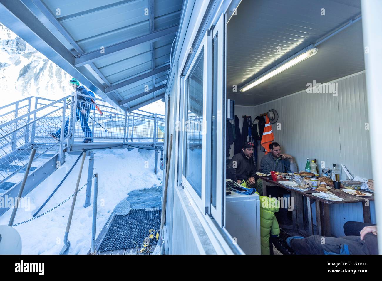 France, haute-Savoie (74), Chamonix-Mont-blanc, grotte de la Mer de glace, Montenvers, déjeuner pause, dans l'algeco qui sert de refuge, la Grotte (Jacques, S?bastien, Kevin et Maxime) se détendre pour le déjeuner pause, sur les passerelles, Les skieurs revenant de la Vall?e Blanche se préparent à monter les 500 marches pour atteindre la télécabine, Banque D'Images