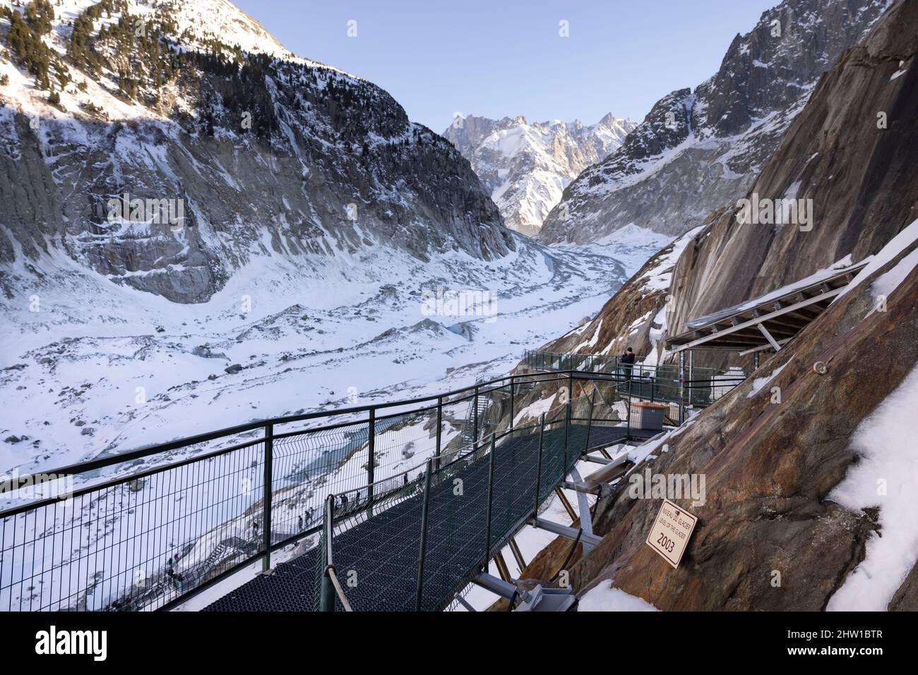 France, haute-Savoie (74), Chamonix-Mont-blanc, Montenvers, la Mer de glace, sur laquelle on peut voir la grotte actuelle, les 500 escaliers métalliques qui y descendent et le Drus, (3754 m), origine (en 1946) nous nous sommes mis à pied directement sur le glacier, depuis, plus de 500 marches ont été ajoutées, Attestant de la fusion spectaculaire du glacier, sur le parcours, différents panneaux donnent le niveau du glacier à un moment donné, Banque D'Images