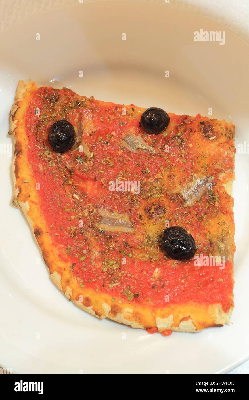 France, Bouches du Rhône, Marseille, quartier du Panier, pizzeria chez  Etienne, partie d'une pizza anchois cuite au feu de bois Photo Stock - Alamy