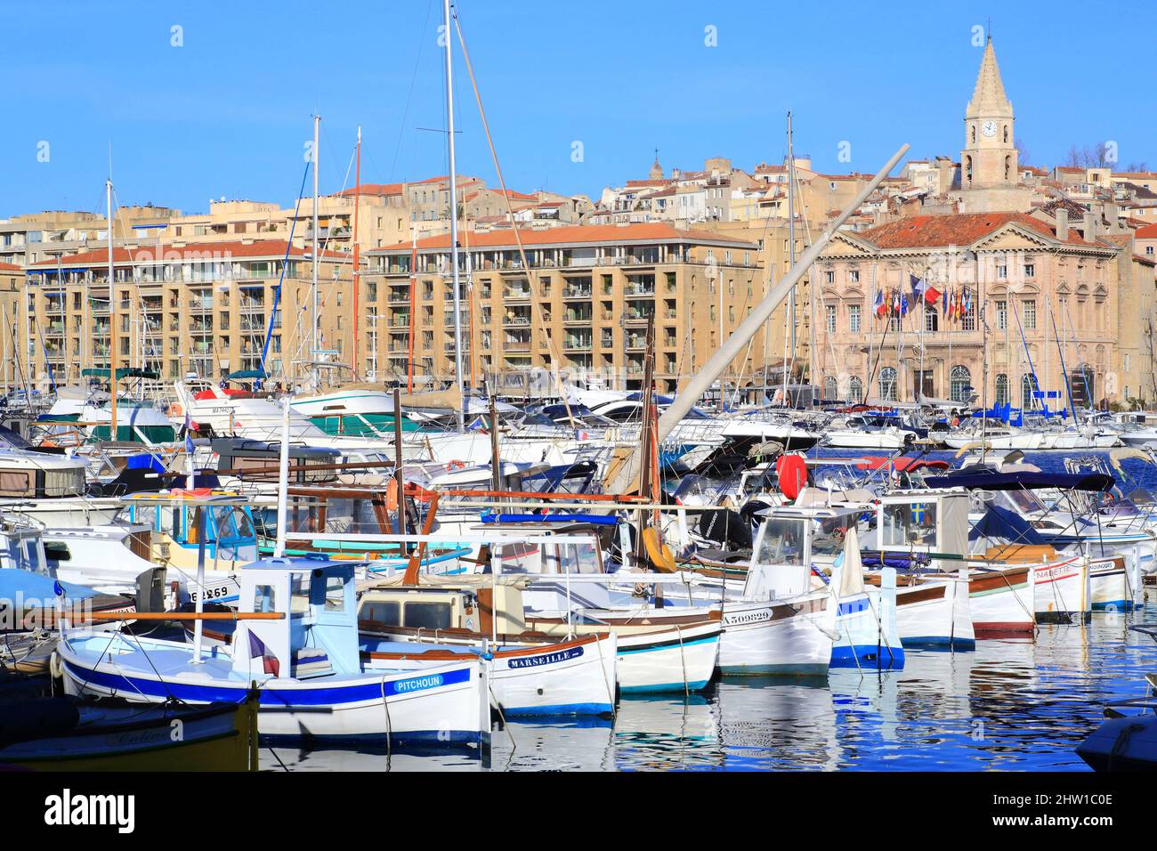 France, Bouches du Rhône, Marseille, Vieux Port, le point (bateaux de pêche traditionnels) avec en arrière-plan à droite l'Hôtel de ville (17th siècle) et l'église notre Dame des Accoules Banque D'Images