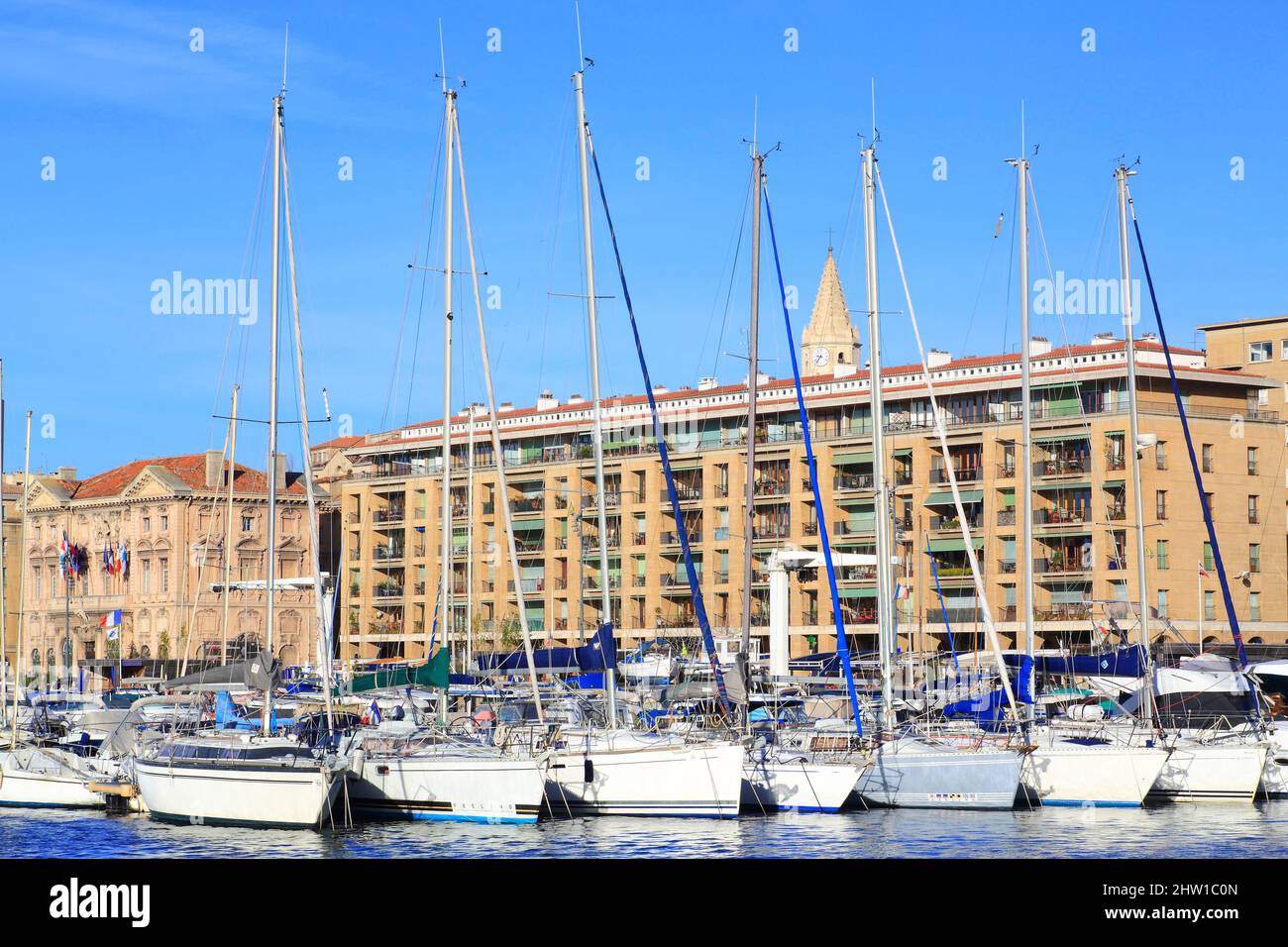 France, Bouches du Rhône, Marseille, Vieux Port, marina avec l'église notre Dame des Accoules et en arrière-plan à gauche de l'Hôtel de ville (17th siècle) Banque D'Images
