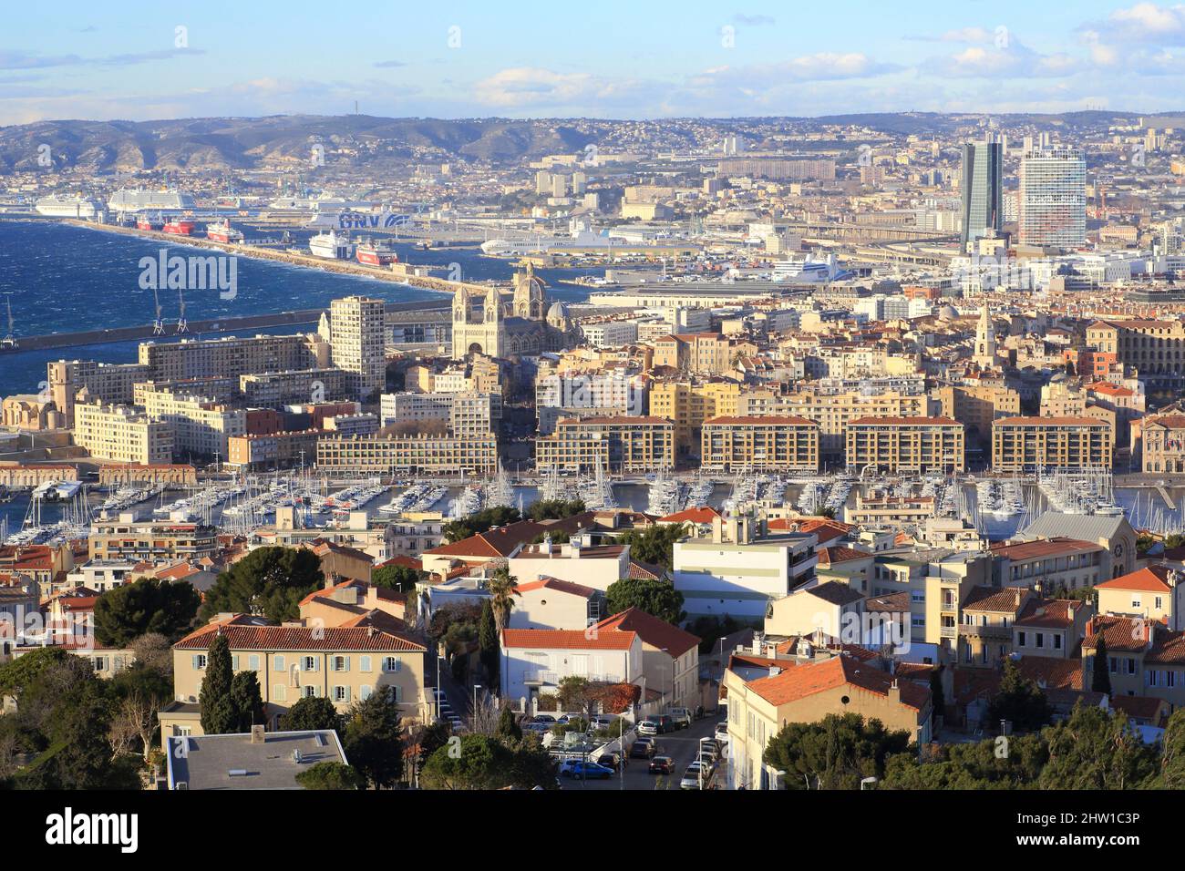 France, Bouches du Rhône, Marseille, vue générale de la ville depuis la basilique notre-Dame de la Garde surnommée la bonne mère sur le Vieux Port, le Major et le port de croisière Banque D'Images