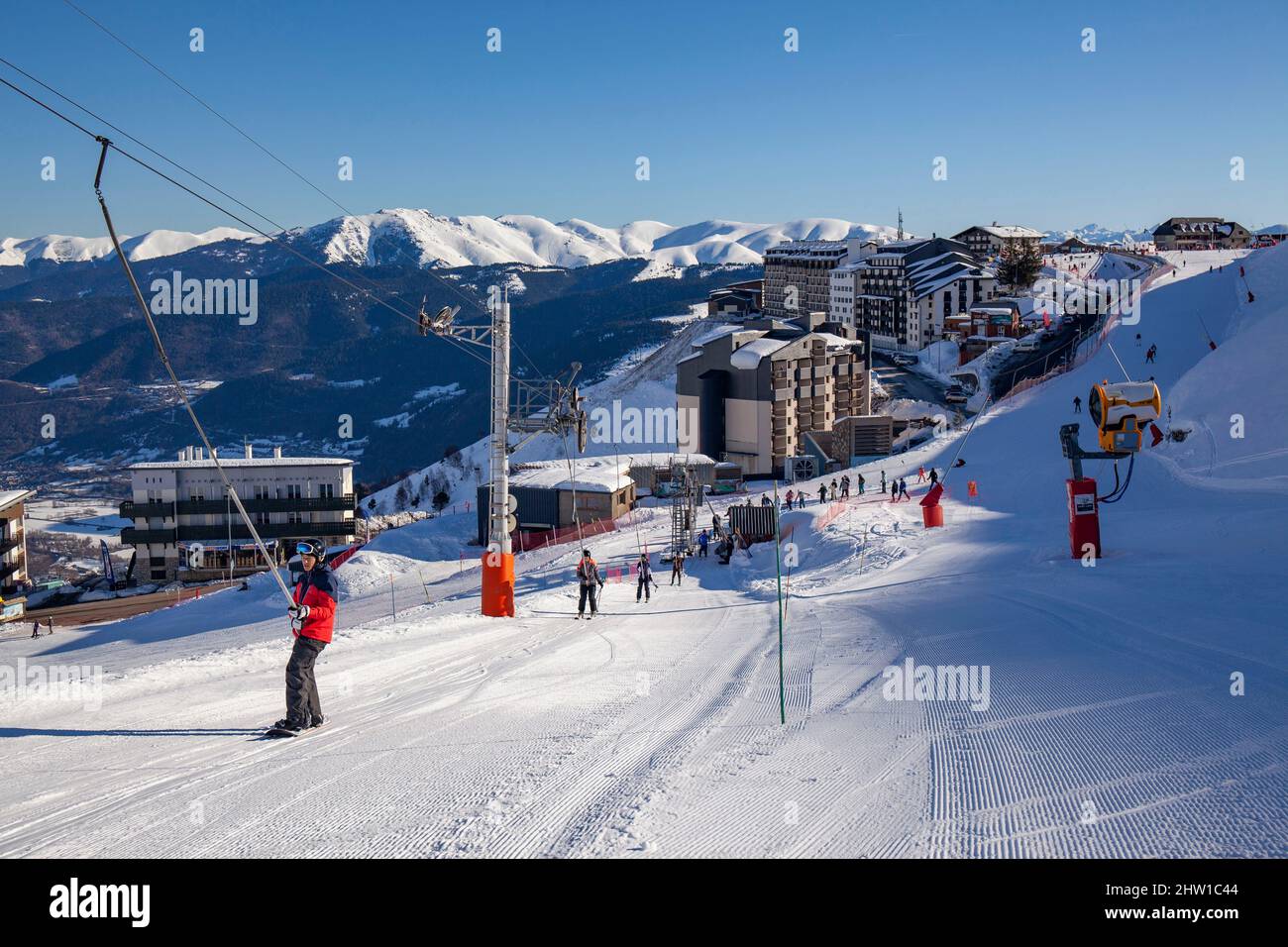 france-hautes-pyr-n-es-saint-lary-soulan-ski-dans-la-station-de