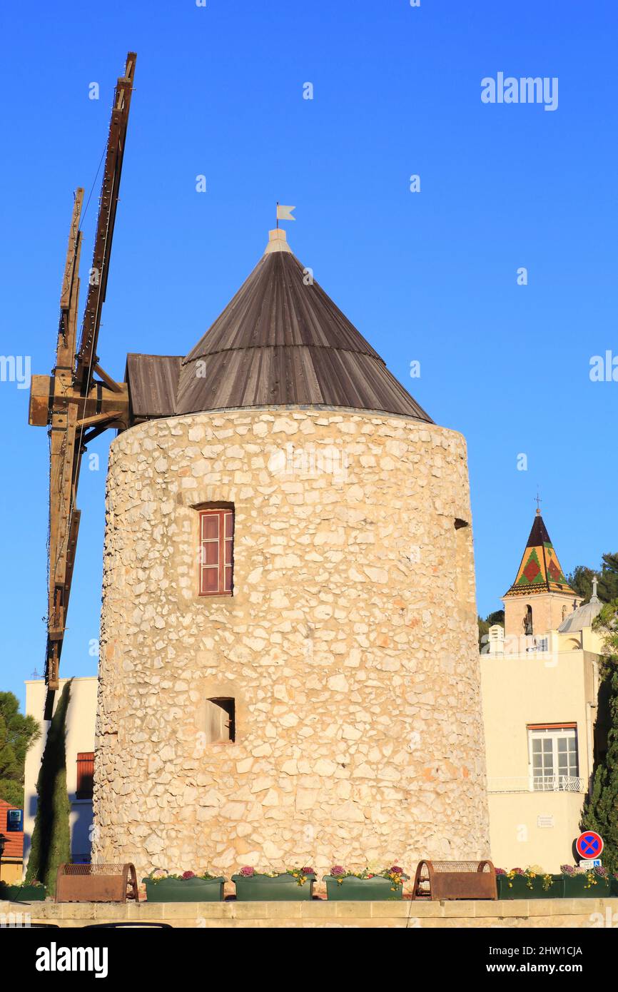 France, Bouches du Rhône, Provence, Allauch, Esplanade des Moulins, moulin du 17th siècle Banque D'Images