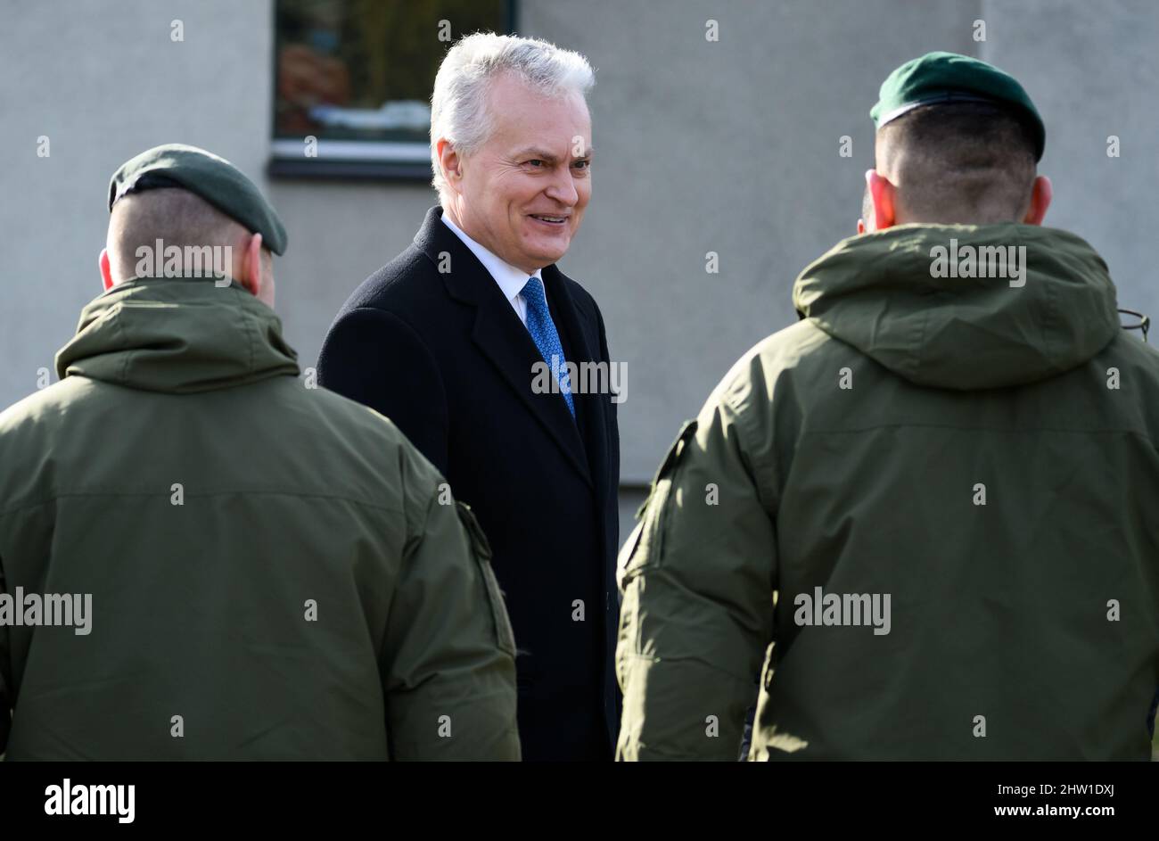 Rukla, Lituanie. 03rd mars 2022. Gitanas Nauseda, Président de la Lituanie, visite le bataillon multinational du groupement tactique de la présence avancée renforcée de l'OTAN avec le Président allemand Steinmeier et parle aux soldats. Credit: Bernd von Jutrczenka/dpa/Alamy Live News Banque D'Images