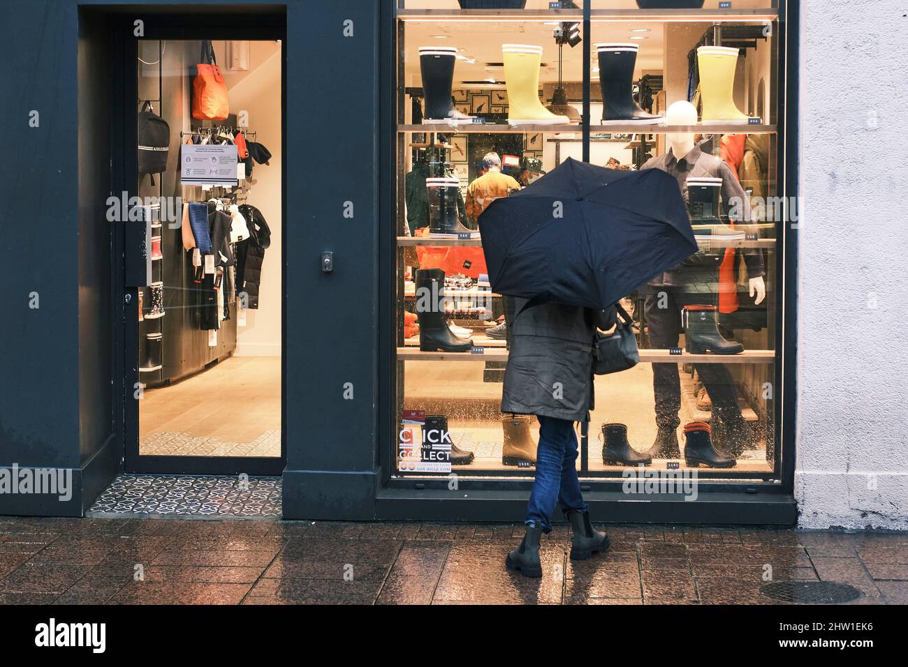 France, Finistère, Brest, par temps pluvieux, un homme regarde une fenêtre  de magasin de chaussures sur la rue de Siam Photo Stock - Alamy
