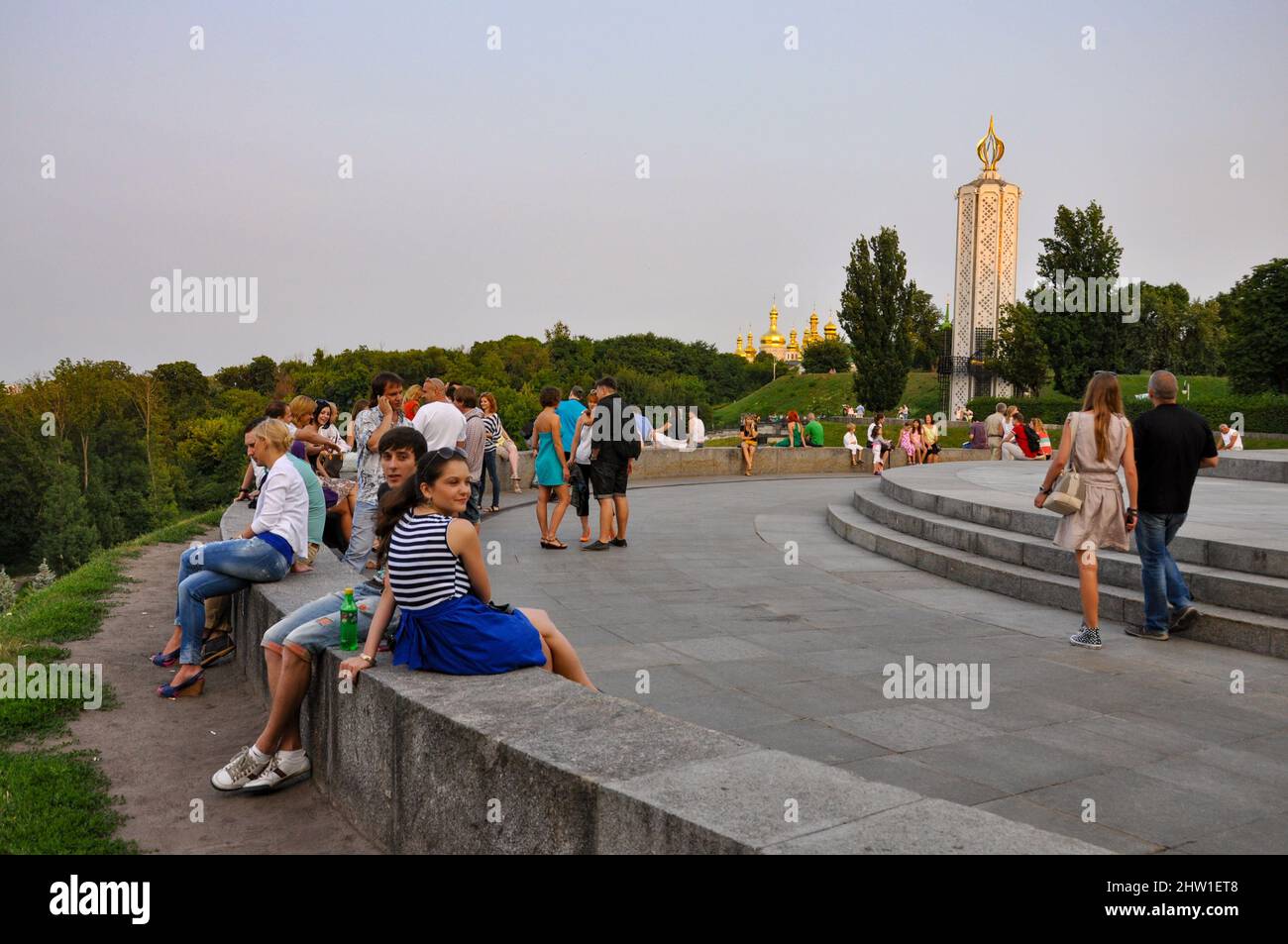 Les gens apprécient une soirée d'été au Parc de la gloire éternelle dans la capitale ukrainienne de Kiev (Kiev). Banque D'Images