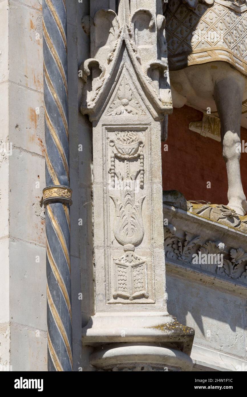 France, Loir et cher, Blois, vallée de la Loire classée au patrimoine mondial de l'UNESCO, détail du pilier gauche du portail du château Banque D'Images