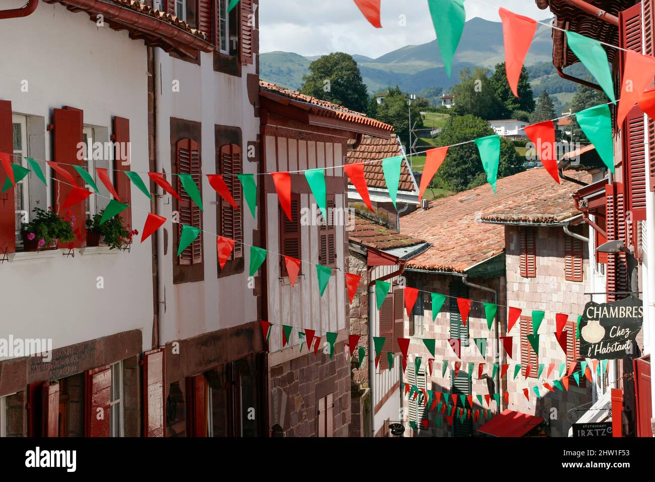 France, Pyrénées-Atlantiques, pays Basque, Saint-Jean-pied-de-Port, rue ...