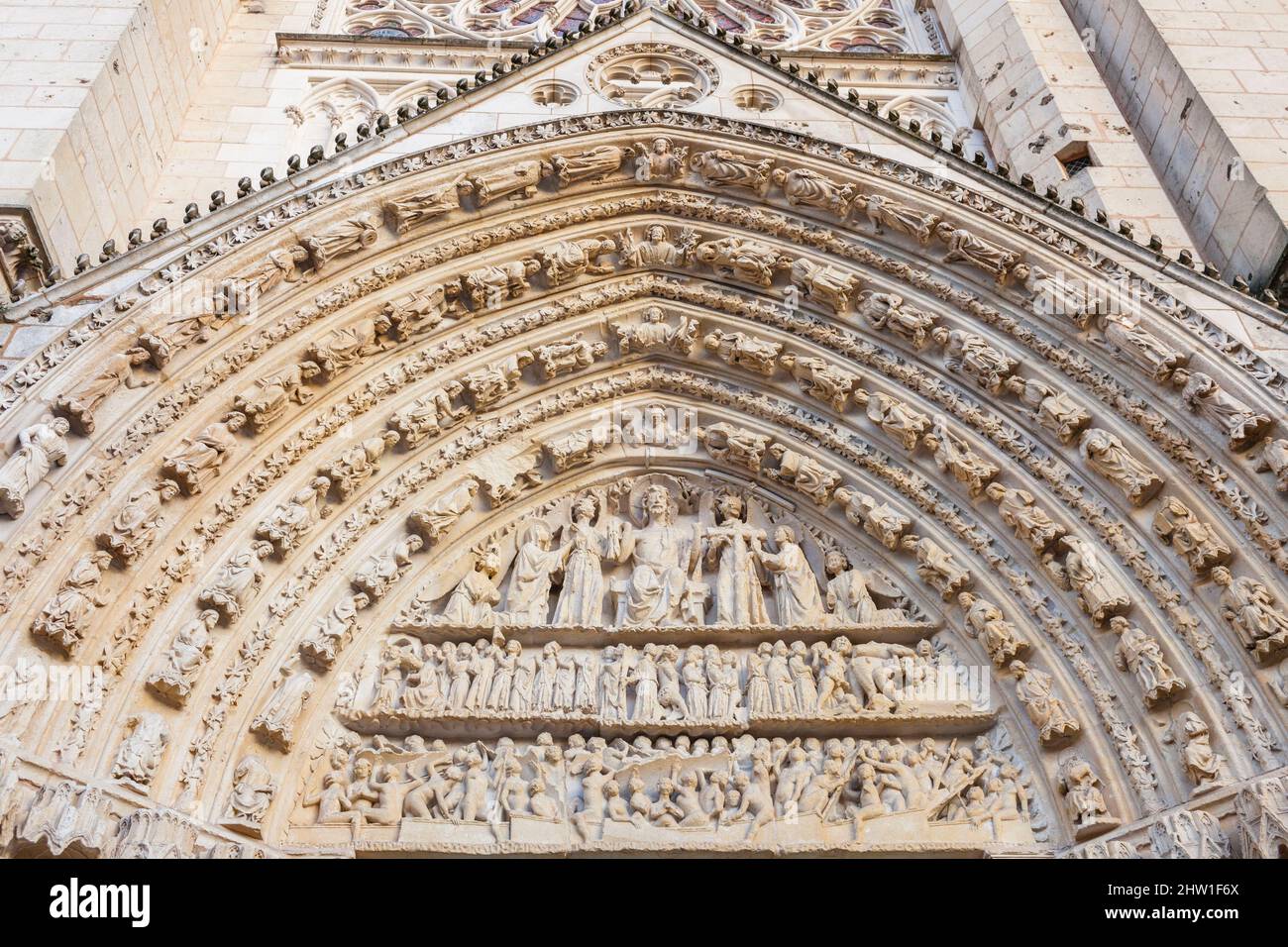 France, Vienne, Poitiers, cathédrale Saint-Pierre, détail du tympan sculpté surmontant le portail ouest Banque D'Images