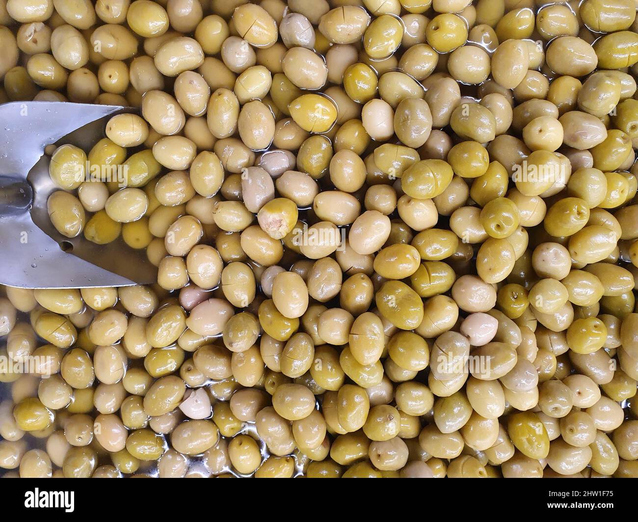 Variétés d'olives vertes et biologiques sur le marché Banque D'Images