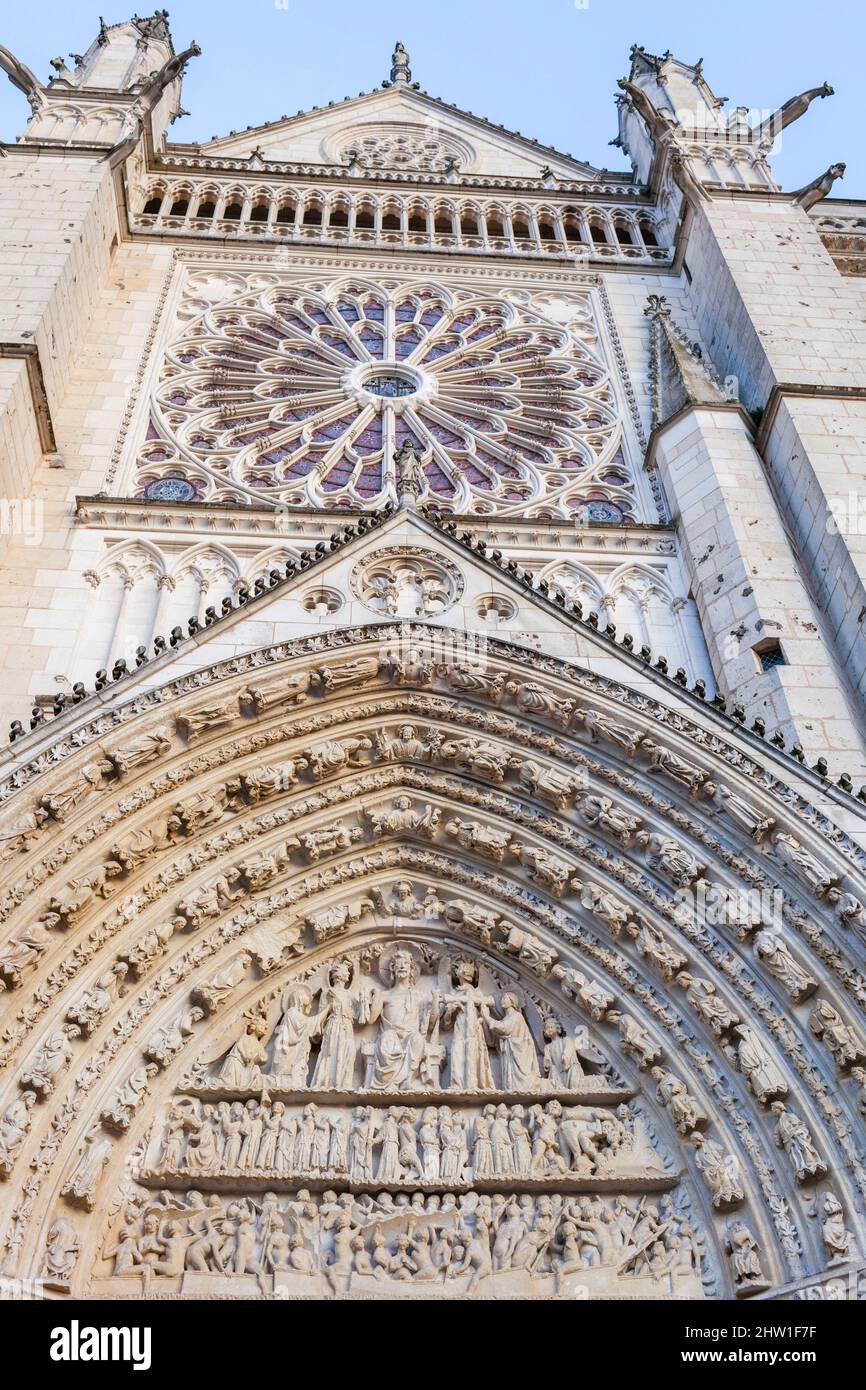 France, Vienne, Poitiers, cathédrale Saint-Pierre, détail du tympan sculpté surmontant le portail ouest Banque D'Images
