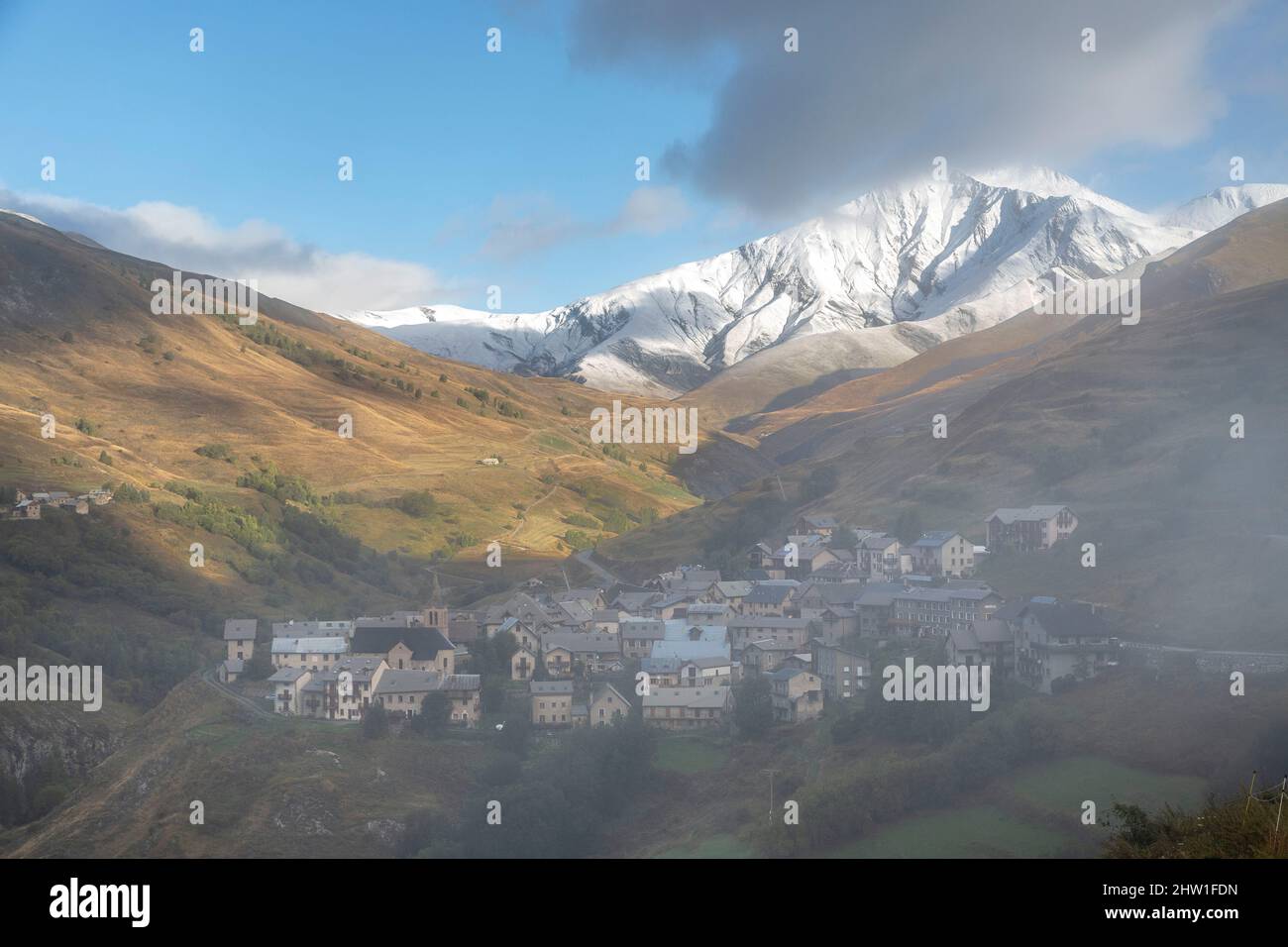 France, Hautes Alpes, Chazelet et le pic du Mas de la grave (3020) Banque D'Images