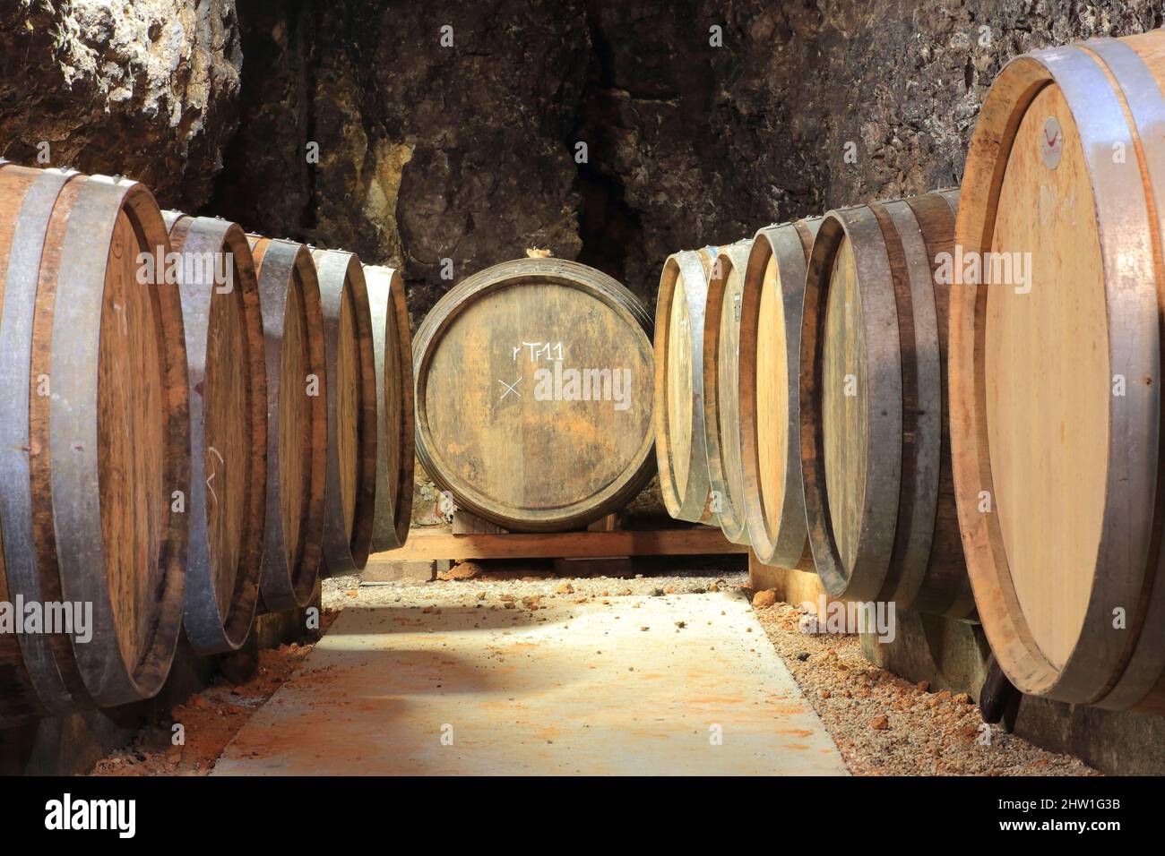 France, Indre et Loire, Touraine, Vallée de la Loire classée au patrimoine mondial de l'UNESCO, Noizay, domaine Mathieu Cosme, vieillissement en fûts de chêne Vouvray AOC organiques (cépage Chenin blanc) dans une cave creusée dans la roche Banque D'Images