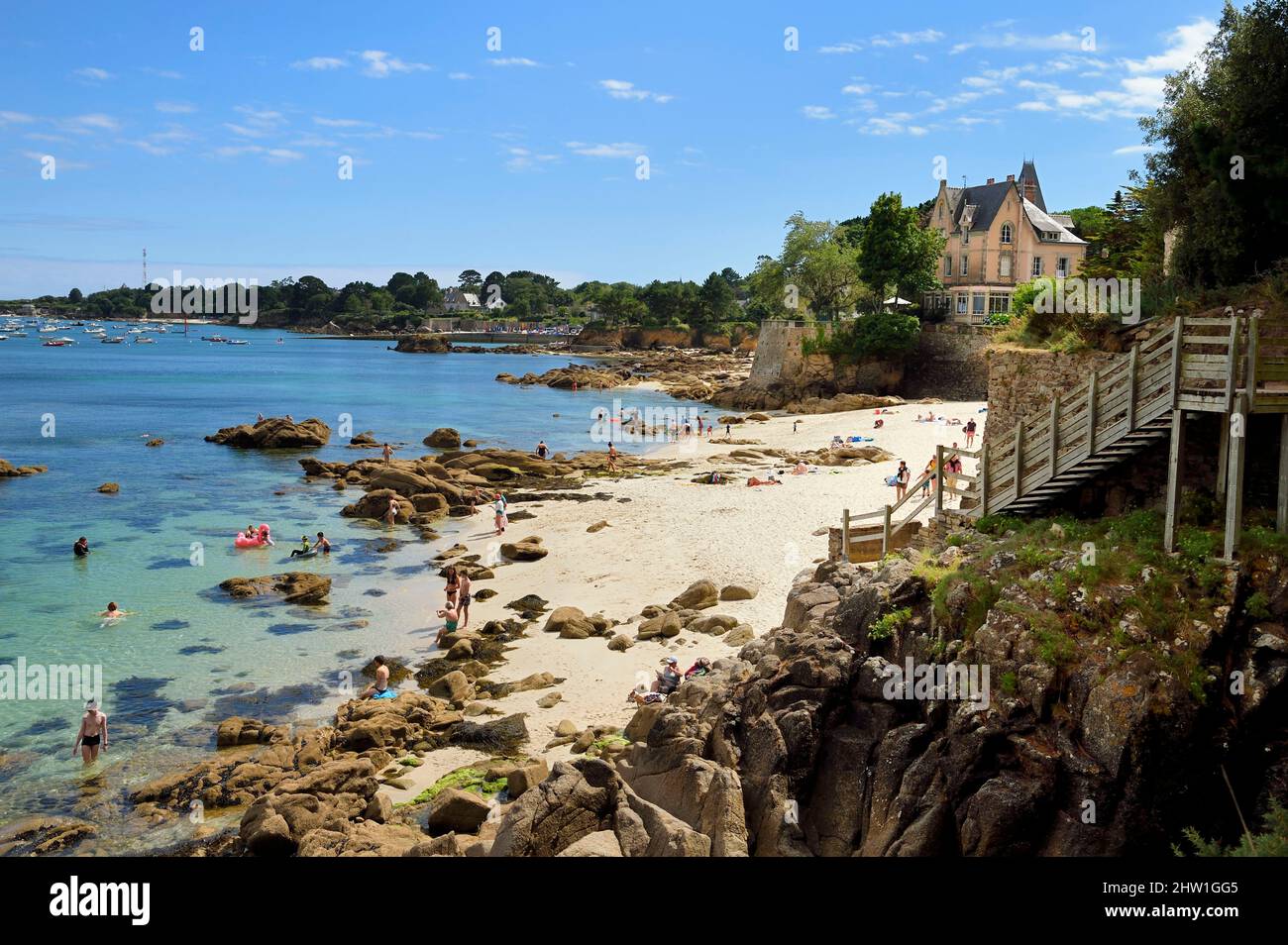 France, Finistère (29), Fouesnant, la promenade côtière entre le Cap Coz et la Pointe de Beg Meil, plage le long du sentier côtier ou GR 34 Banque D'Images