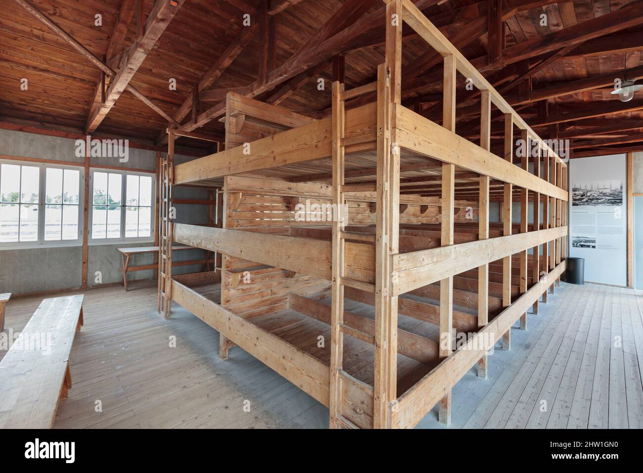 dortoir de lits superposés en bois, cabane reconstruite où les déportés dormaient Banque D'Images