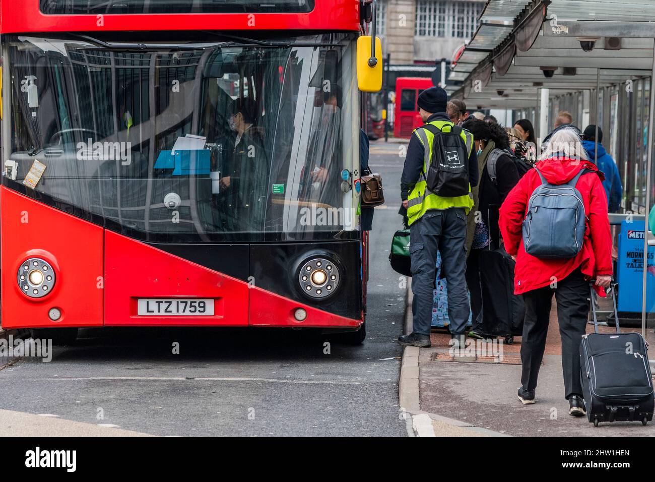 Londres, Royaume-Uni. 3rd mars 2022. De longues files d'attente pour les bus à Victoria en milieu de matinée tandis que le personnel de TfL essaie de souligner des alternatives - les navetteurs se déplacent pour travailler le deuxième jour de la grève de métro qui a de nouveau fermé presque tout le réseau. Crédit : Guy Bell/Alay Live News Banque D'Images