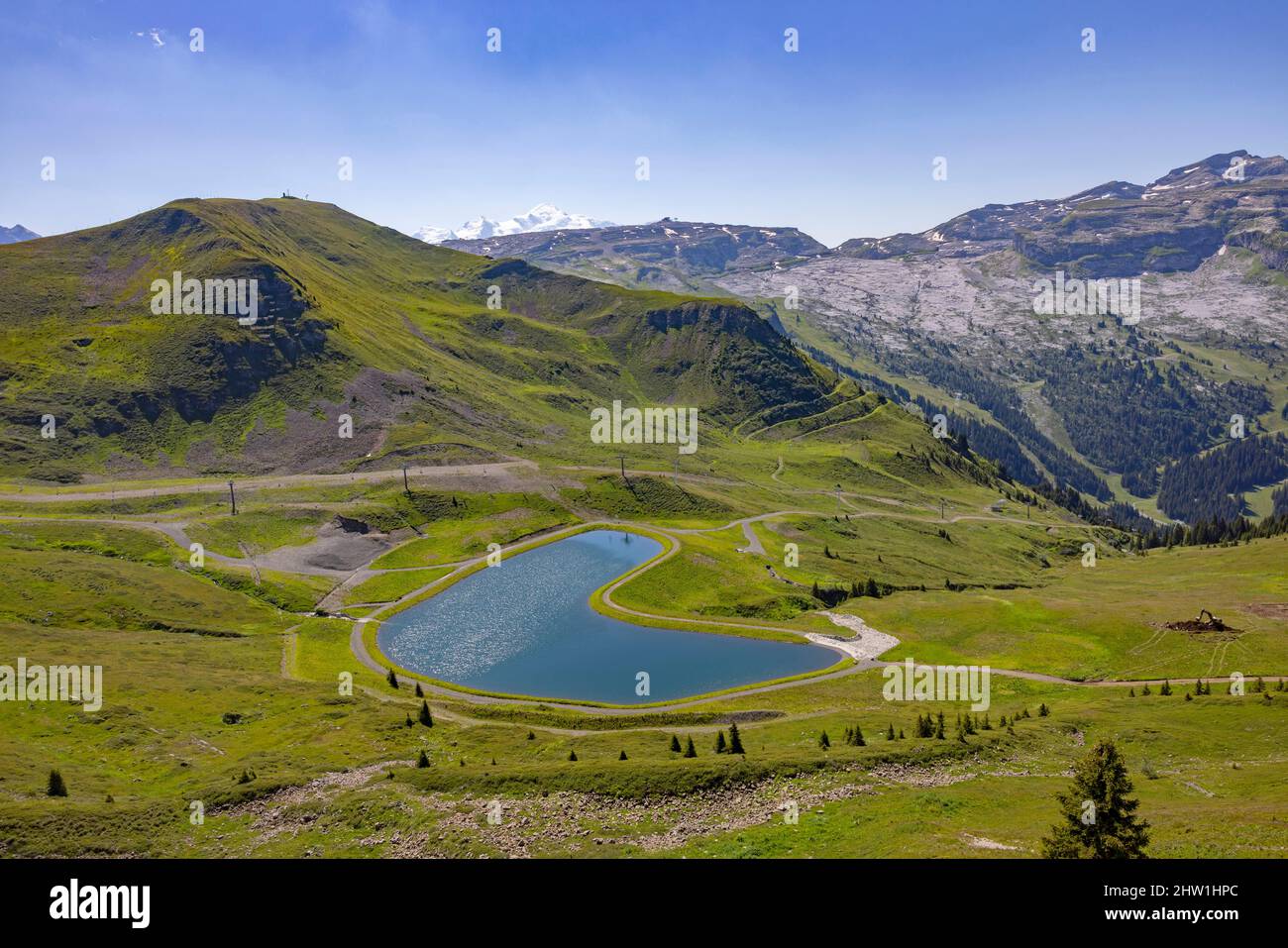 France, haute Savoie, Flaine, vue sur le sentier de randonnée depuis la  pointe de V?ret et le lac du Veret (vue aérienne Photo Stock - Alamy