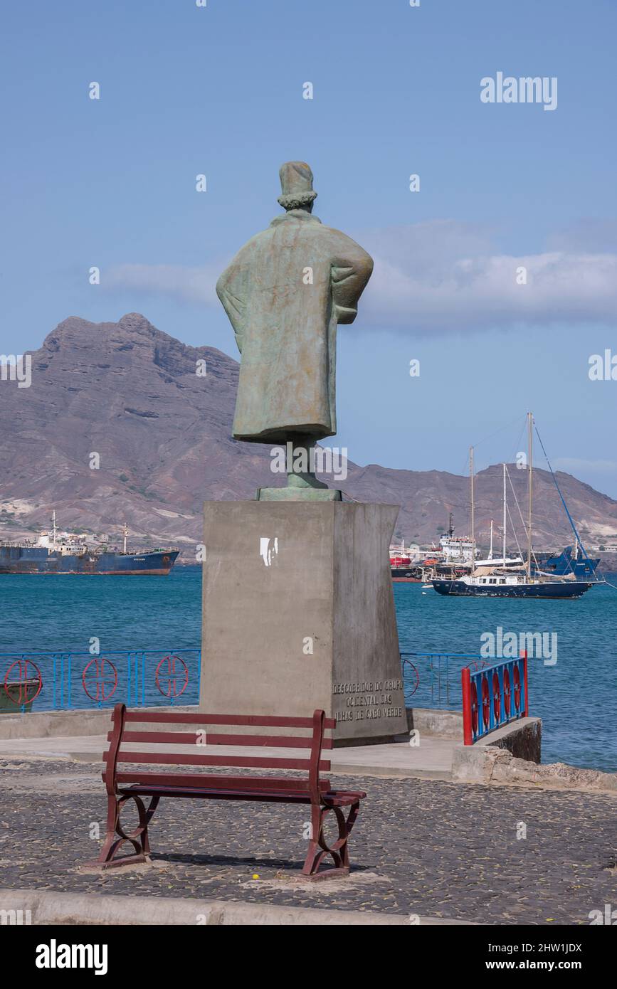 Statue du marin Diego Alonso en face de la baie de Porto Grande en face de la ville de Mindelo capitale de l'île de São Vicente, Cap-Vert Banque D'Images