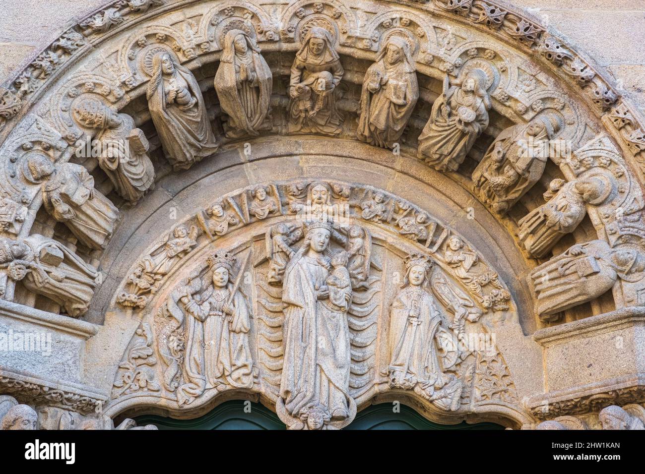 Espagne, Galice, Saint-Jacques-de-Compostelle, la vieille ville (site du patrimoine mondial de l'UNESCO), Praza do Obradoiro, porte du Collège de San Jeronimo (16th siècle) qui abrite aujourd'hui le Rectorat de l'Université de Saint-Jacques Banque D'Images