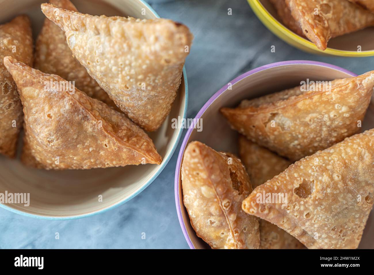 En-cas de viande et de Samosa aux légumes frits prêts à manger. Banque D'Images