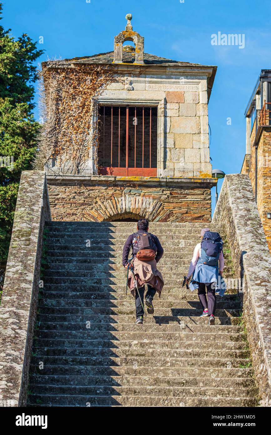 Espagne, Galice, Portomarin, randonnée sur le Franc Camino, route espagnole du pèlerinage à Saint-Jacques-de-Compostelle, classé au patrimoine mondial de l'UNESCO, escalier en granit, ancien pont médiéval, menant à la chapelle des neiges Banque D'Images