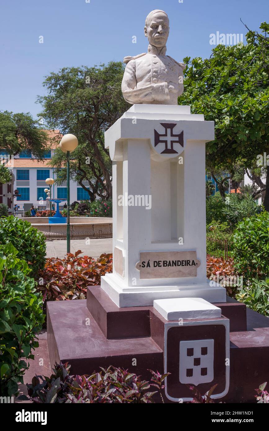 Buste de Sá da Bandeira dans la place Amilcar Cabral dans le centre urbain de la ville de Mindelo, capitale de l'île de São Vicente au Cap Vert Banque D'Images
