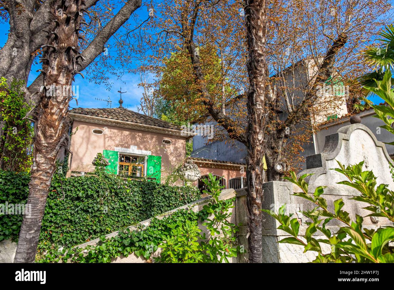 France, Alpes de Haute Provence, Manosque, le der Parais aujourd'hui  Association des Amis de Jean Giono, ancienne maison de Jean Giono, jardin  Photo Stock - Alamy