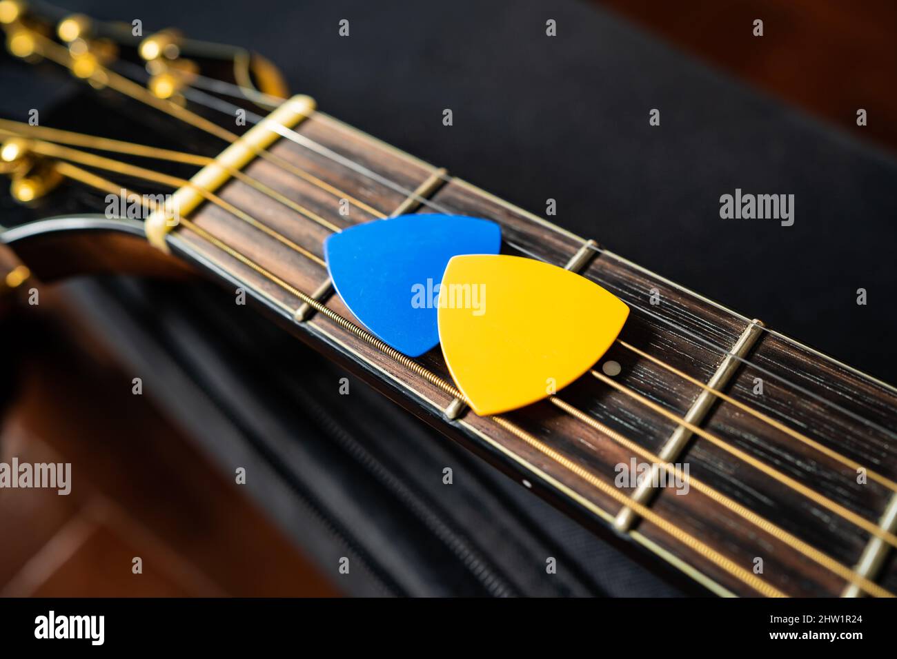 La guitare bleue et jaune prend une guitare acoustique Banque D'Images