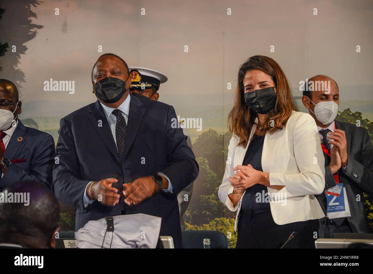 Le président kenyan Uhuru Kenyatta et la présidente de l'UNEA-6, Leila Benali, se divertissez lors de la cérémonie d'ouverture de haut niveau de la session extraordinaire pour commémorer le 50th anniversaire du Programme des Nations Unies pour l'environnement au siège des Nations Unies. Banque D'Images