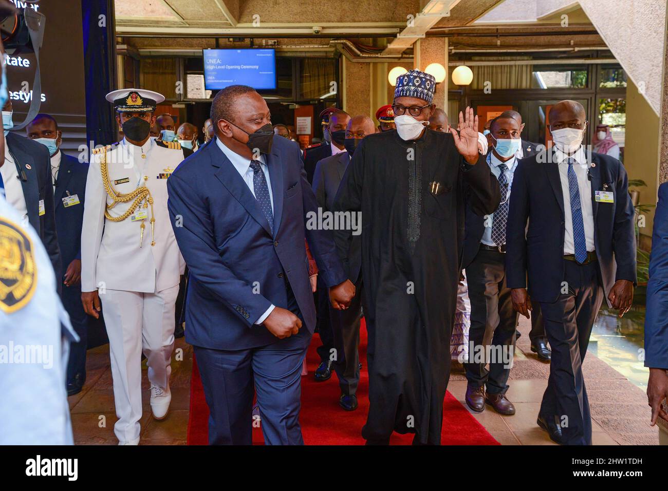 Le président Uhuru Kenyatta et le président nigérian Muhammadu Buhari quittent le siège des Nations Unies à Gigiri après avoir assisté à la cérémonie d'ouverture de haut niveau de la session extraordinaire pour commémorer le 50th anniversaire du Programme des Nations Unies pour l'environnement. Banque D'Images