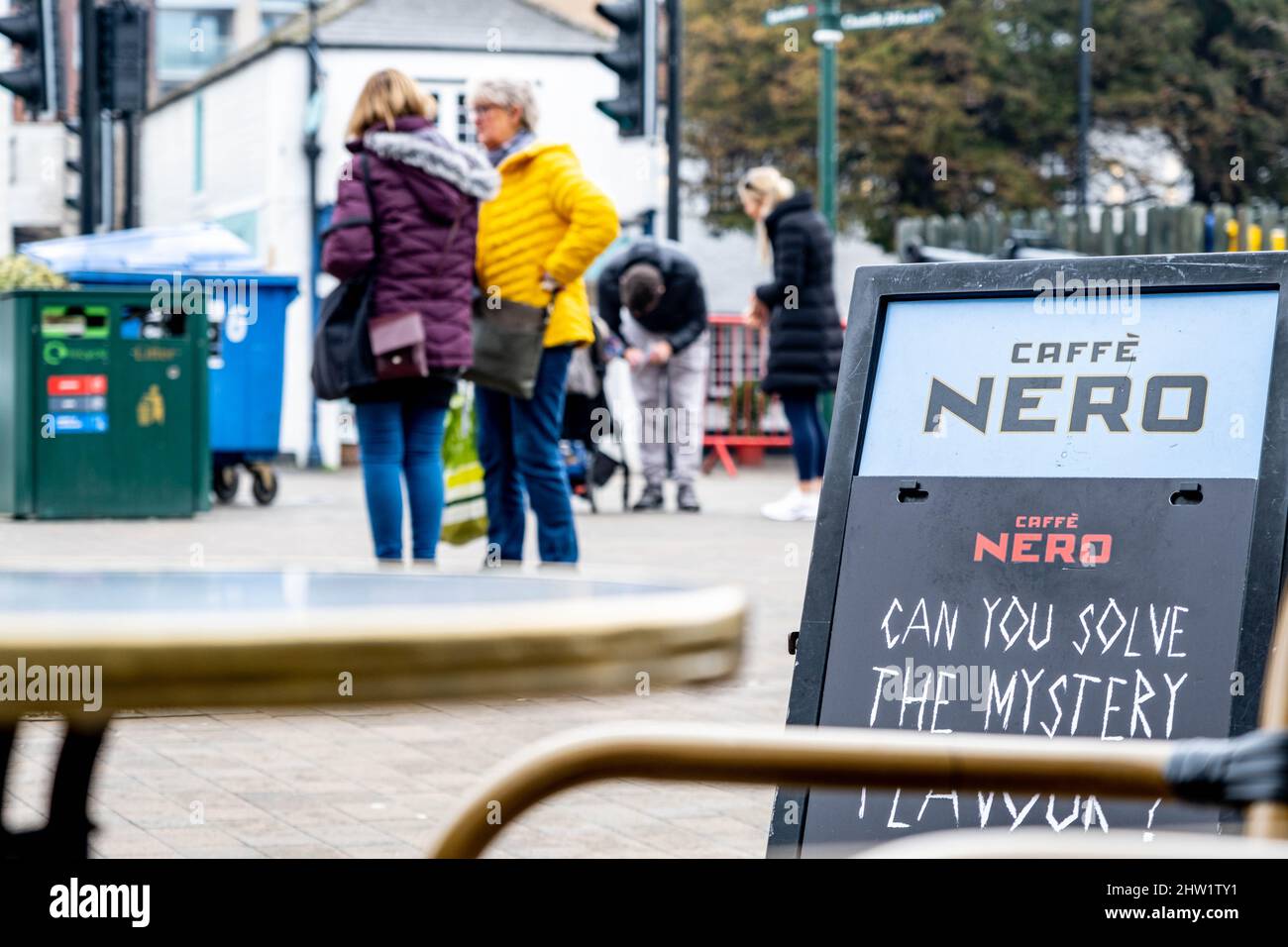 Epsom Surrey Londres, Royaume-Uni, mars 03 2022, personnes passant devant Un High Street Cafe Nero Coffee Shop panneau d'affichage Banque D'Images