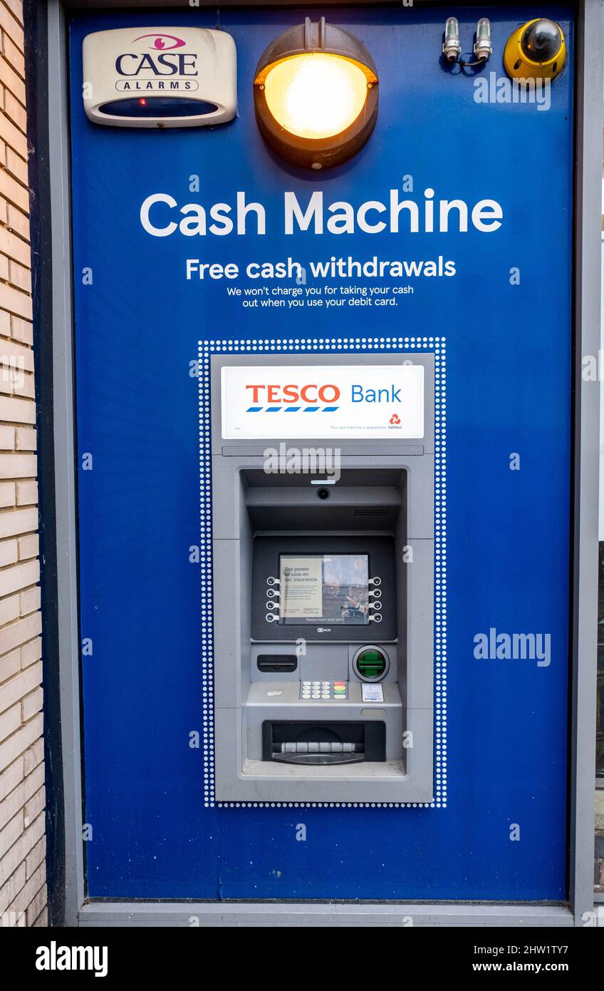 Epsom Surrey Londres, Royaume-Uni, mars 03 2022, Tesco Bank Automated ATM Cash point machine sans personne Banque D'Images
