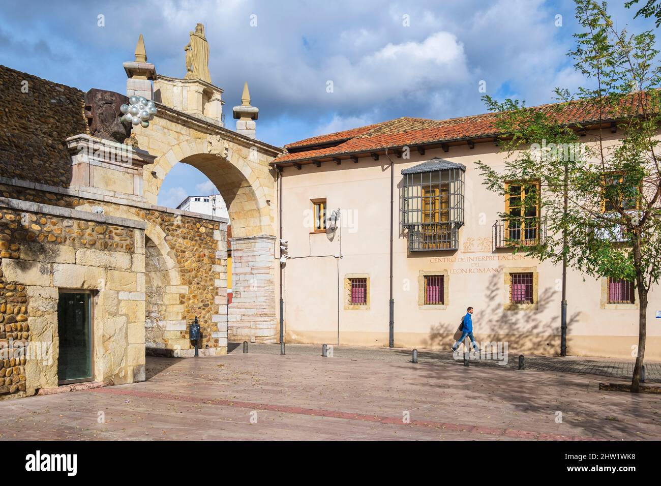 Espagne, Castille et le?n, le?n, scène sur le franc camino, route espagnole du pèlerinage à Saint-Jacques-de-Compostelle, classé au patrimoine mondial de l'UNESCO, Arche Carcel, l'une des quatre entrées de l'ancien mur romain qui donne accès à la vieille ville Banque D'Images